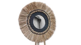 🌿 Kouzlo přírody ve vašem domově s tímto jedinečným zrcadlem! 🌿 Ručně vyrobený rám z přírodních materiálů vyniká svou...