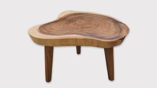 🌿🌟 Kousek přírody do vašeho domova s tímto krásným konferenčním stolkem z teakového dřeva. Jeho jedinečná struktura a...